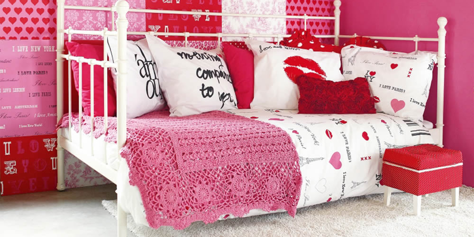 Bettwäsche mit Eifelturm- und Parismotiven für Mädchen.