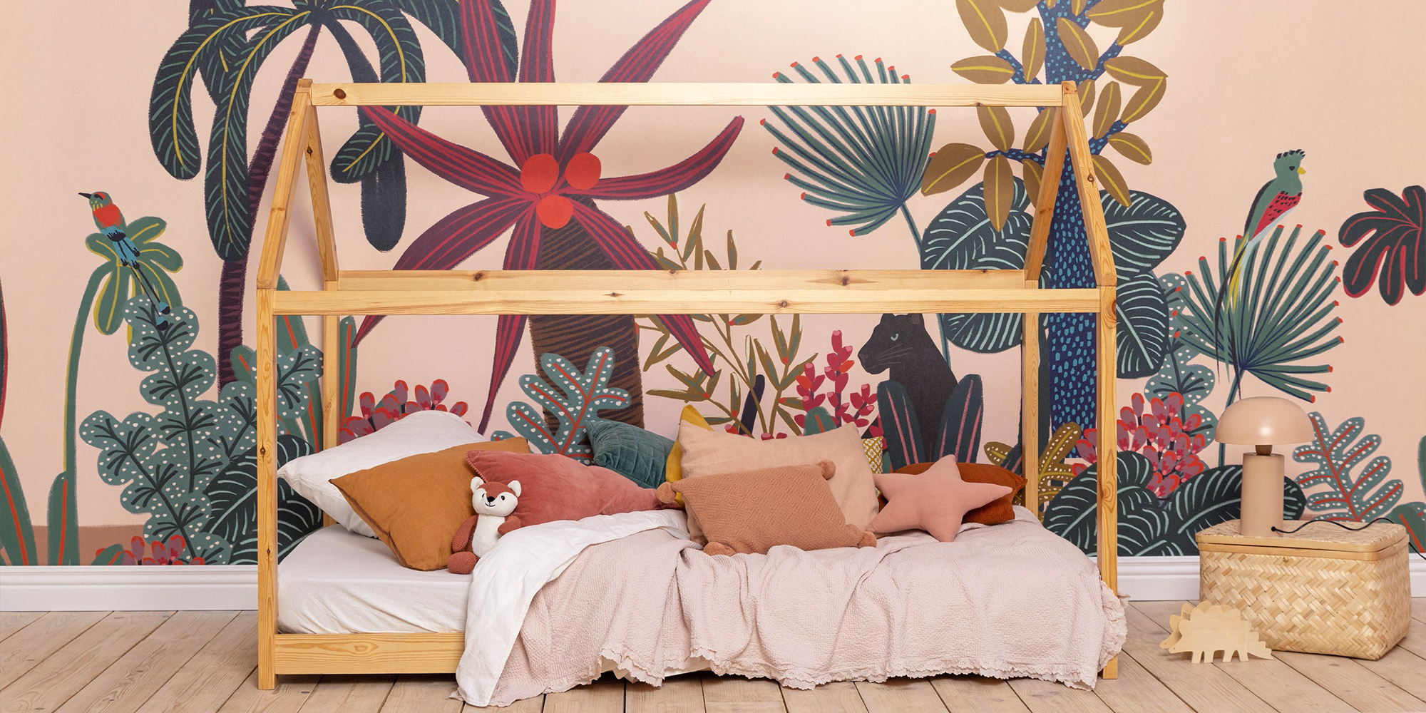 Dieses Wandbild verwandelt die Wände im Mädchenzimmer in eine exotische Junglelandschaft.