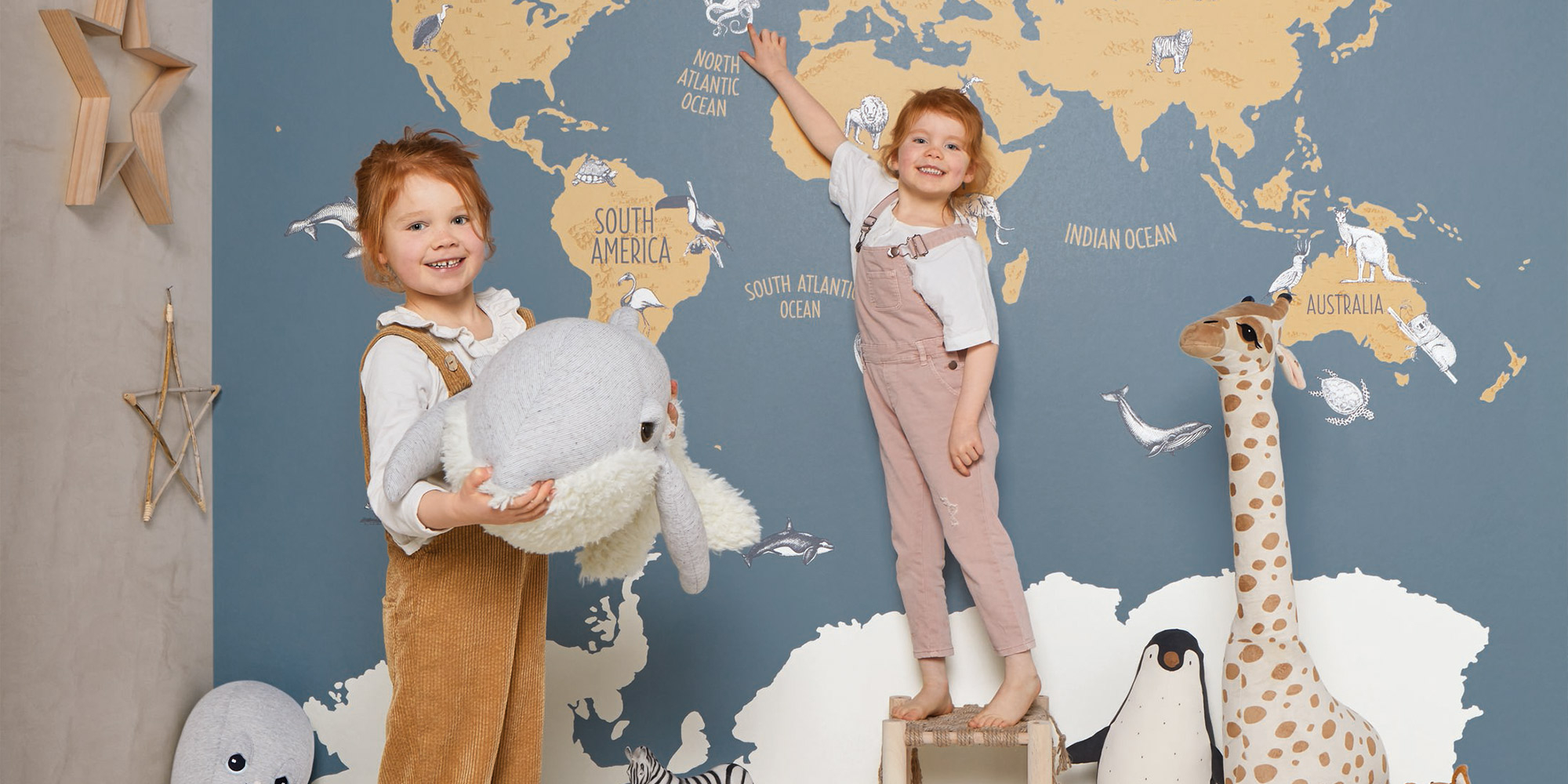Wandbilder für Kinder mit einer großen Weltkarte und Tiermotiven.