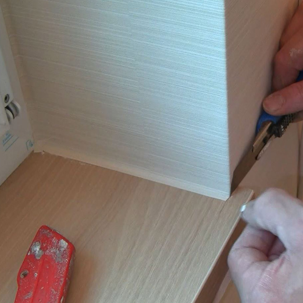 Mit einem Cuttermesser können Tapeten passend für Fensternischen zugeschnitten werden. In Fensternischen können Tapeten einfach mit dem Cuttermesser passend geschnitten werden.
