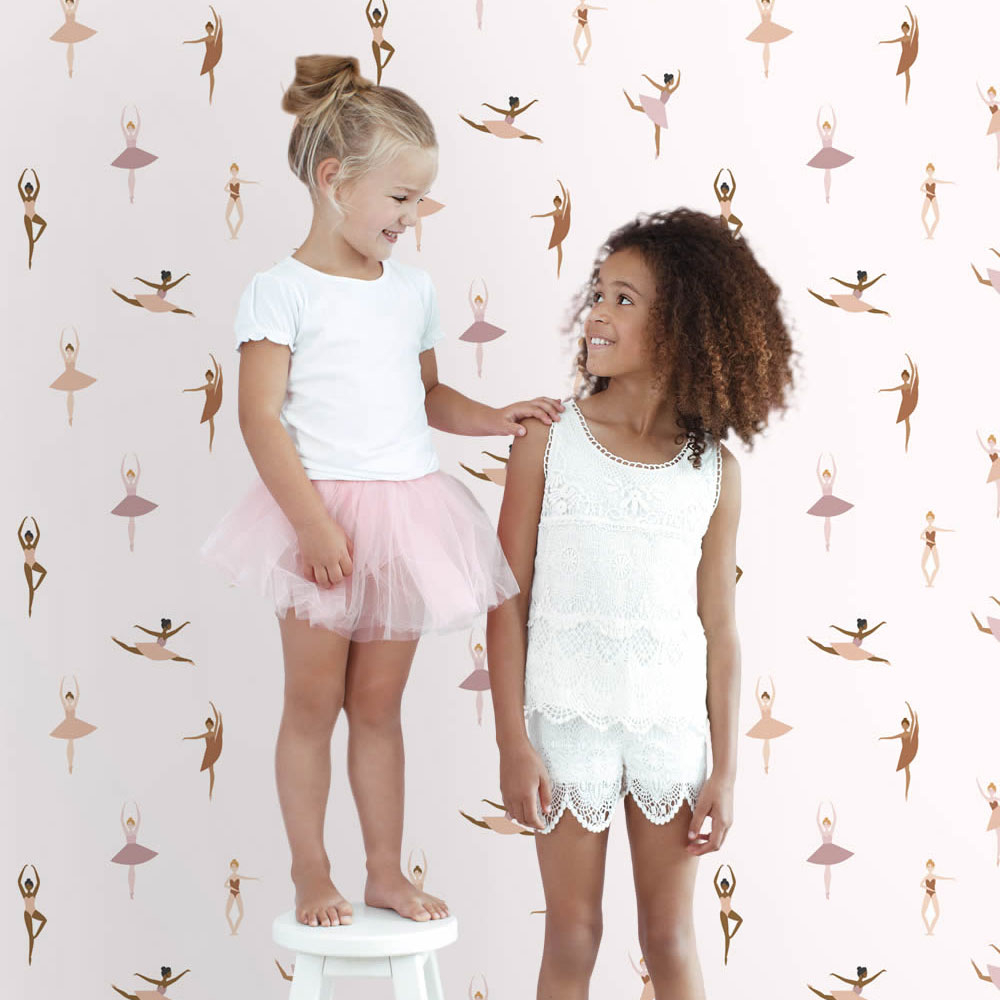 Mädchenzimmer mit rosa Ballerina-Tapete und zwei tanzenden Kindern