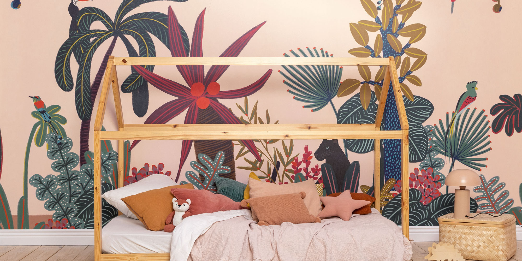 Rosa Kinderzimmer Tapete mit Dschungel und exotischen Pflanzen
