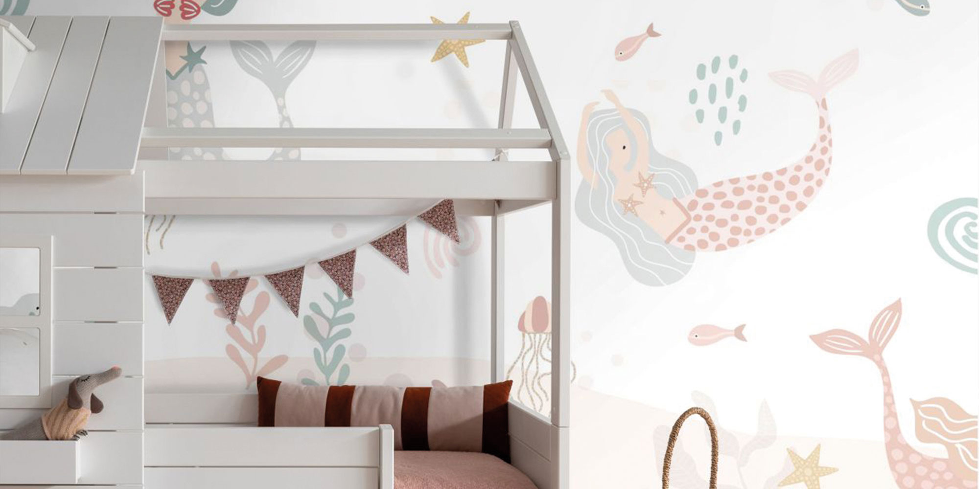 Kinderzimmer mit Meerjungfrau Kindertapete in Pastellfarben mit Fischen Seesternen und Unterwasser Motiven