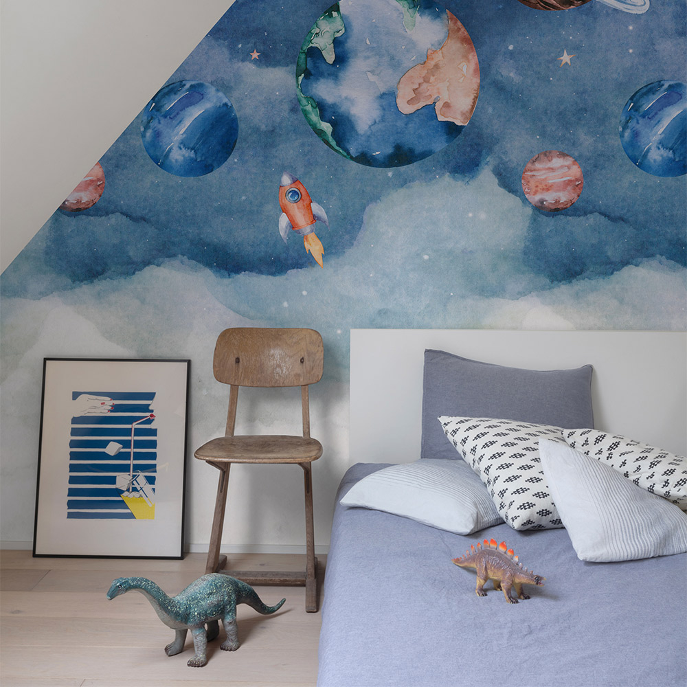 Kinderzimmer mit Weltall-Tapete und Planeten in Aquarelloptik