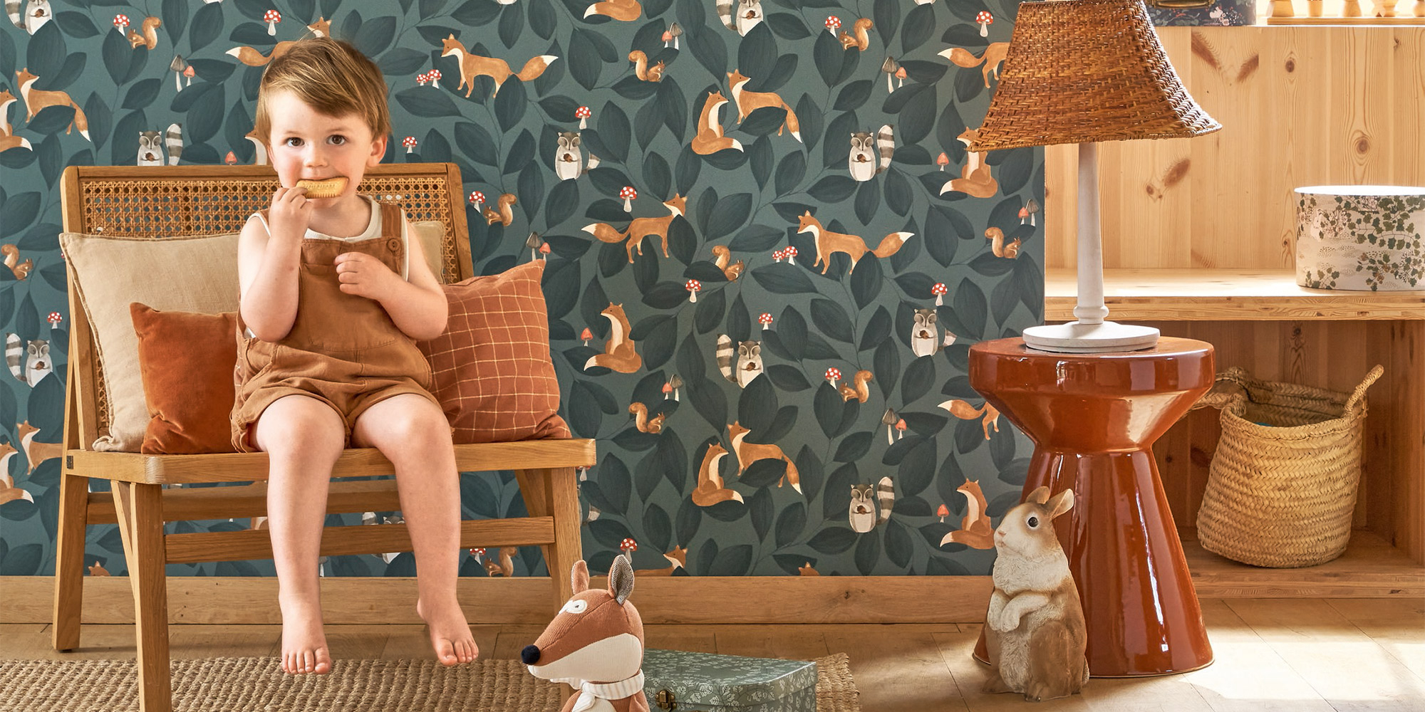 Dunkelblaue Kindertapete mit Füchsen.