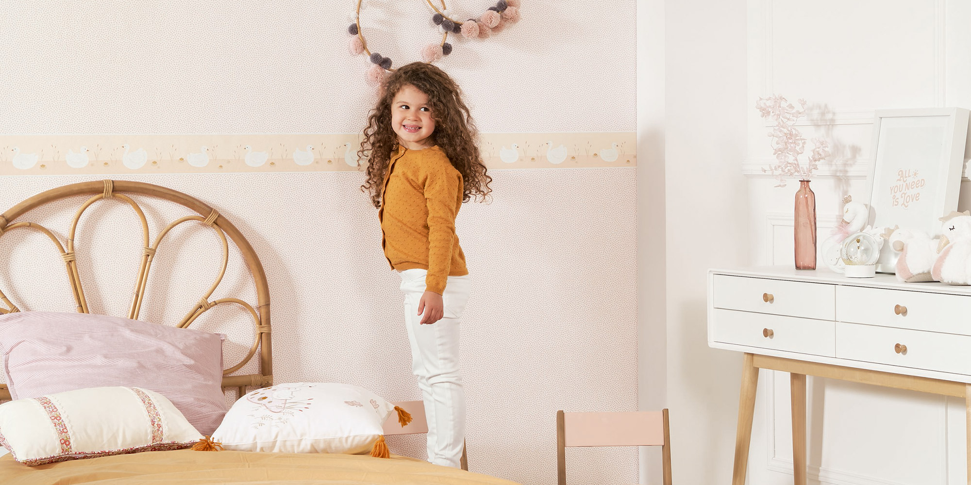 Hellrosa Bordüre für Mädchen mit weißen Schwänen.