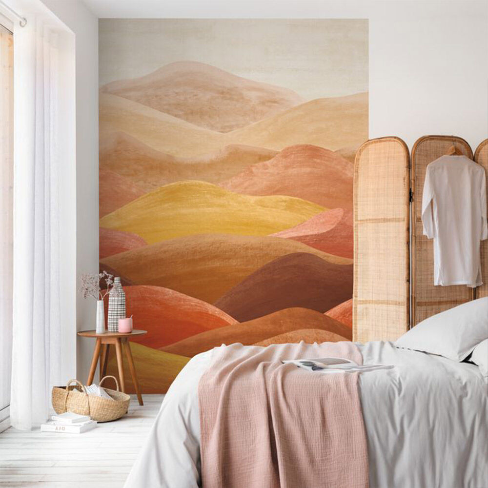 Erdfarbenes Wandbild mit Bergen für das Schlafzimmer.