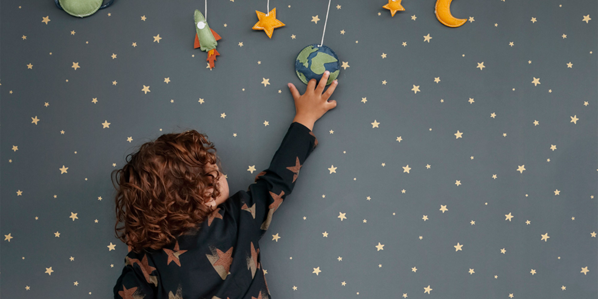 Dunkelblaue Sterntapete für Kinder.