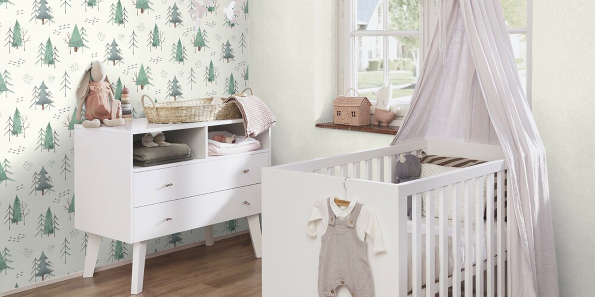 Waldtapete mit Tannenbäumen aus der Kinderkollektion Kids World von Rasch Textil.