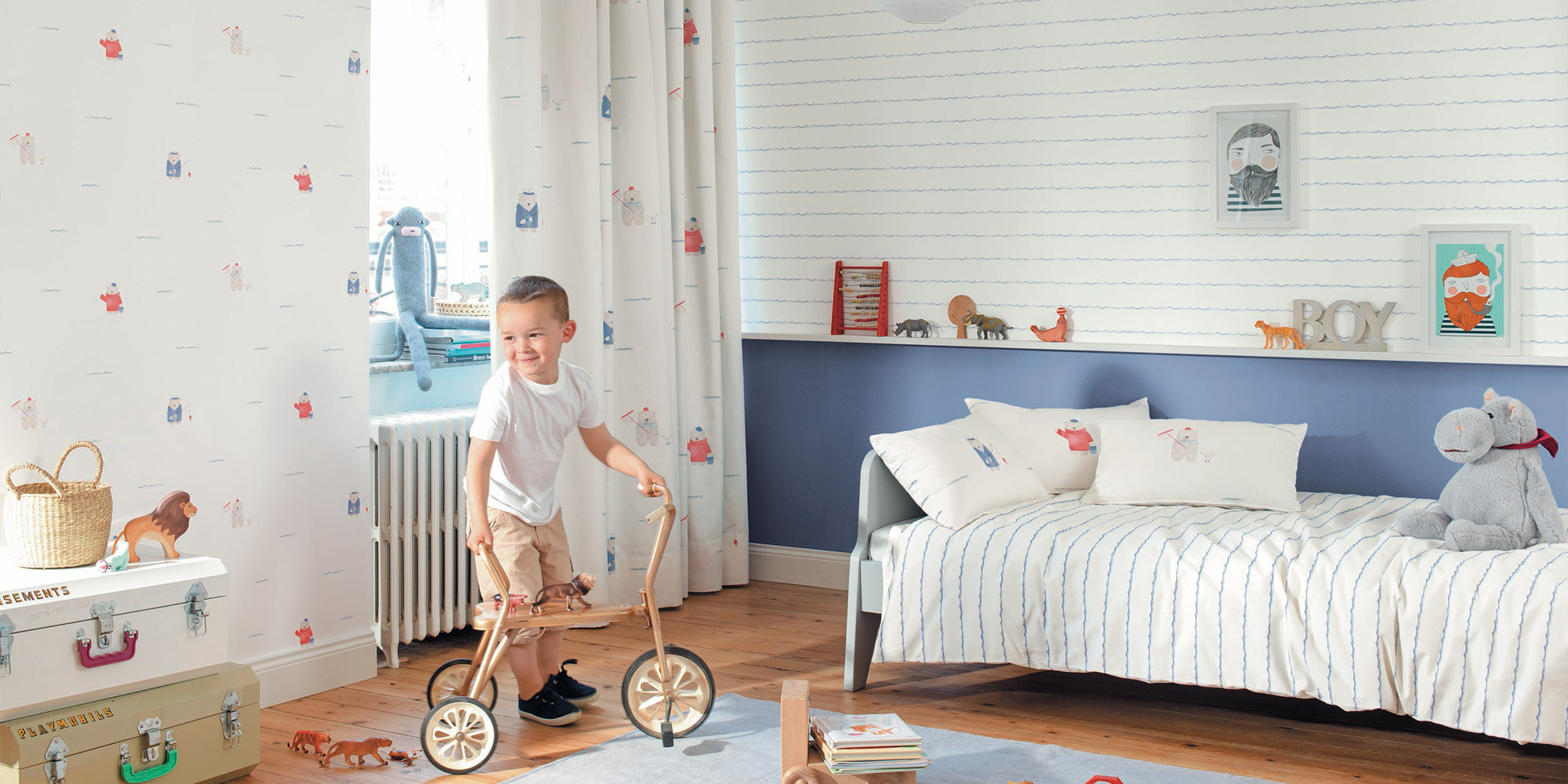 Weißer Dekostoff für Kinder mit maitimen Seebären.