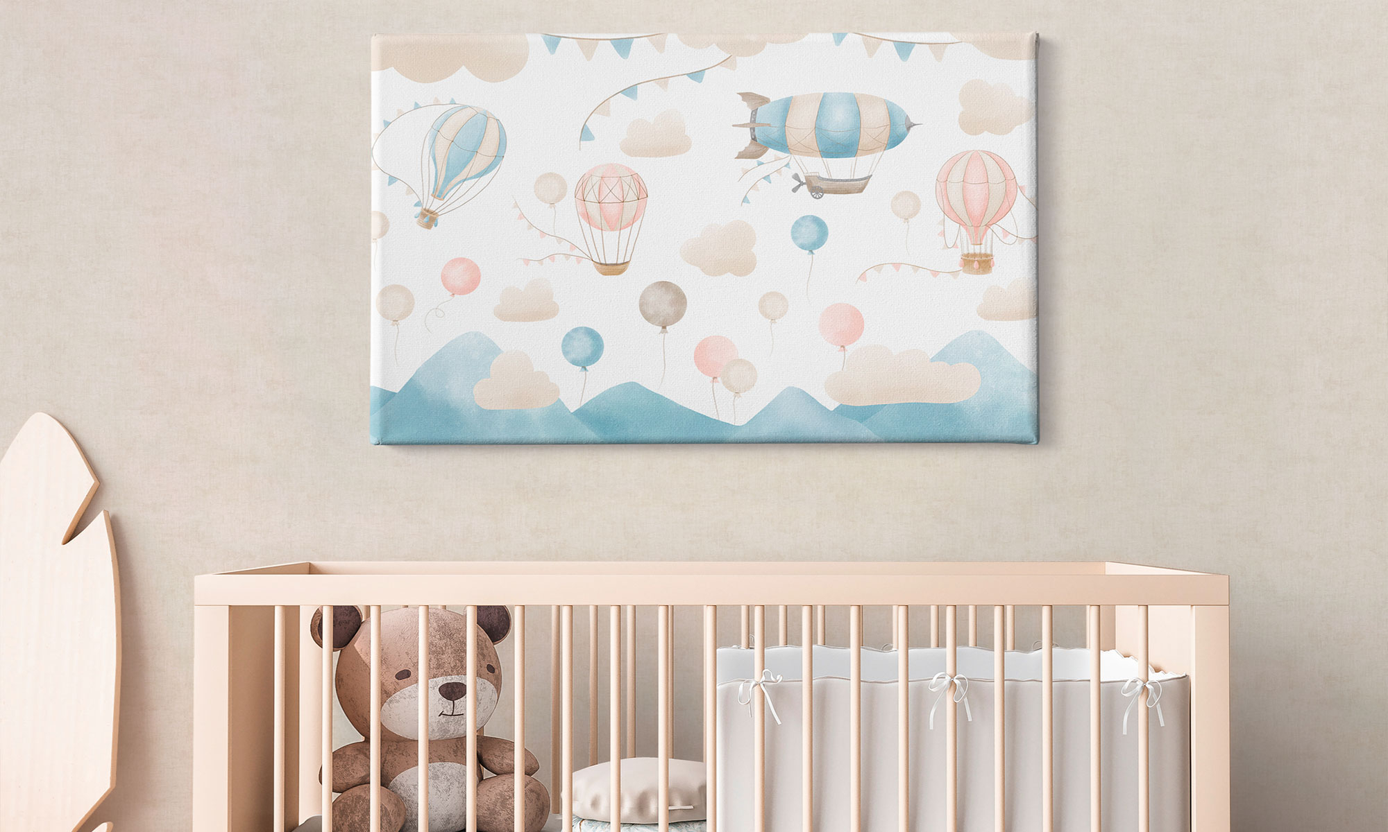 Babyzimmer mit Wandbild über dem Kinderbett mit Heißluftballons, Wolken und Bergen in sanften Pastellfarben