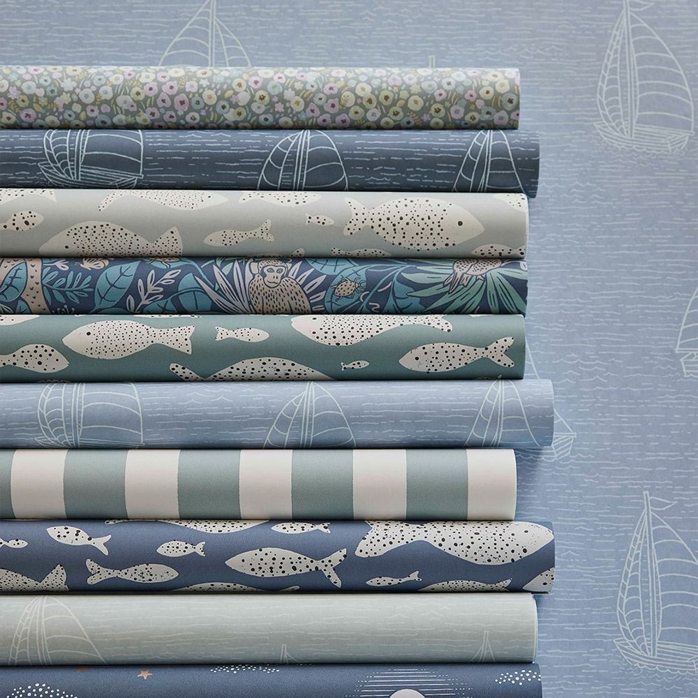 Es gibt viele verschiedene Kindertapeten mit maritimen Motiven wie Fischen und Booten. Kindertapeten mit maritimen Mustern wie Booten und Fischen sind besonders bei der Wandgestaltung im Babyzimmer sehr beliebt.