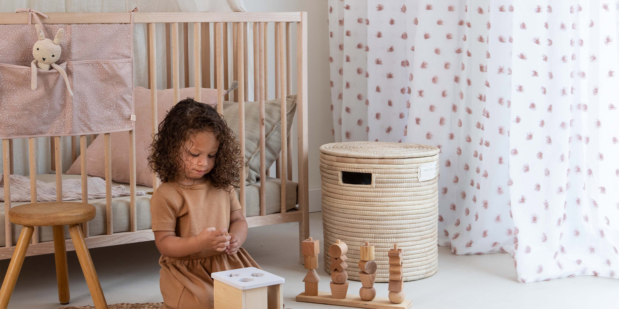 Ein durchscheinender Voile lässt Licht in Kinderzimmer und wirkt trotzdem dekorativ.