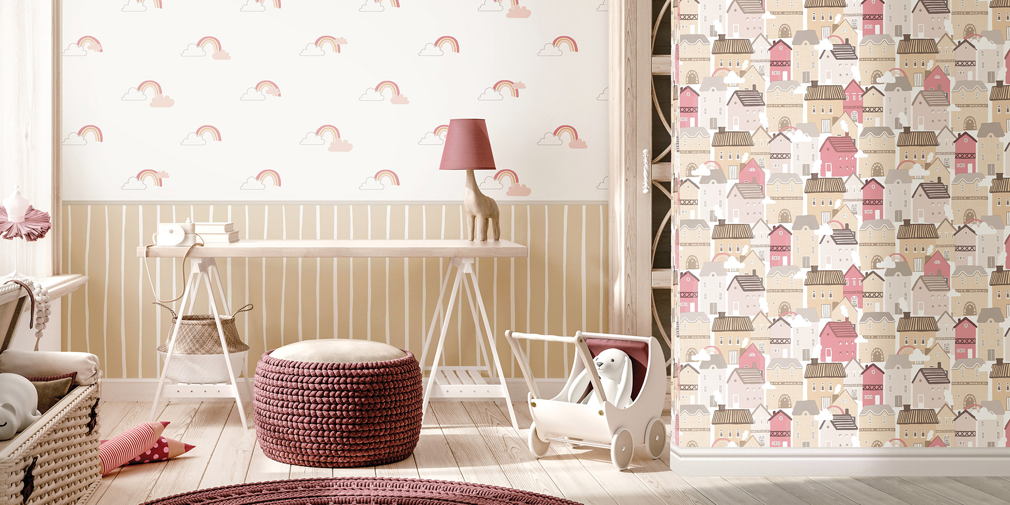 Beigefarbene Streifentapete kombiniert mit einer bunten Regenbogen Tapeten und einer Mädchen Tapete mit Häusern in beige und rosa.