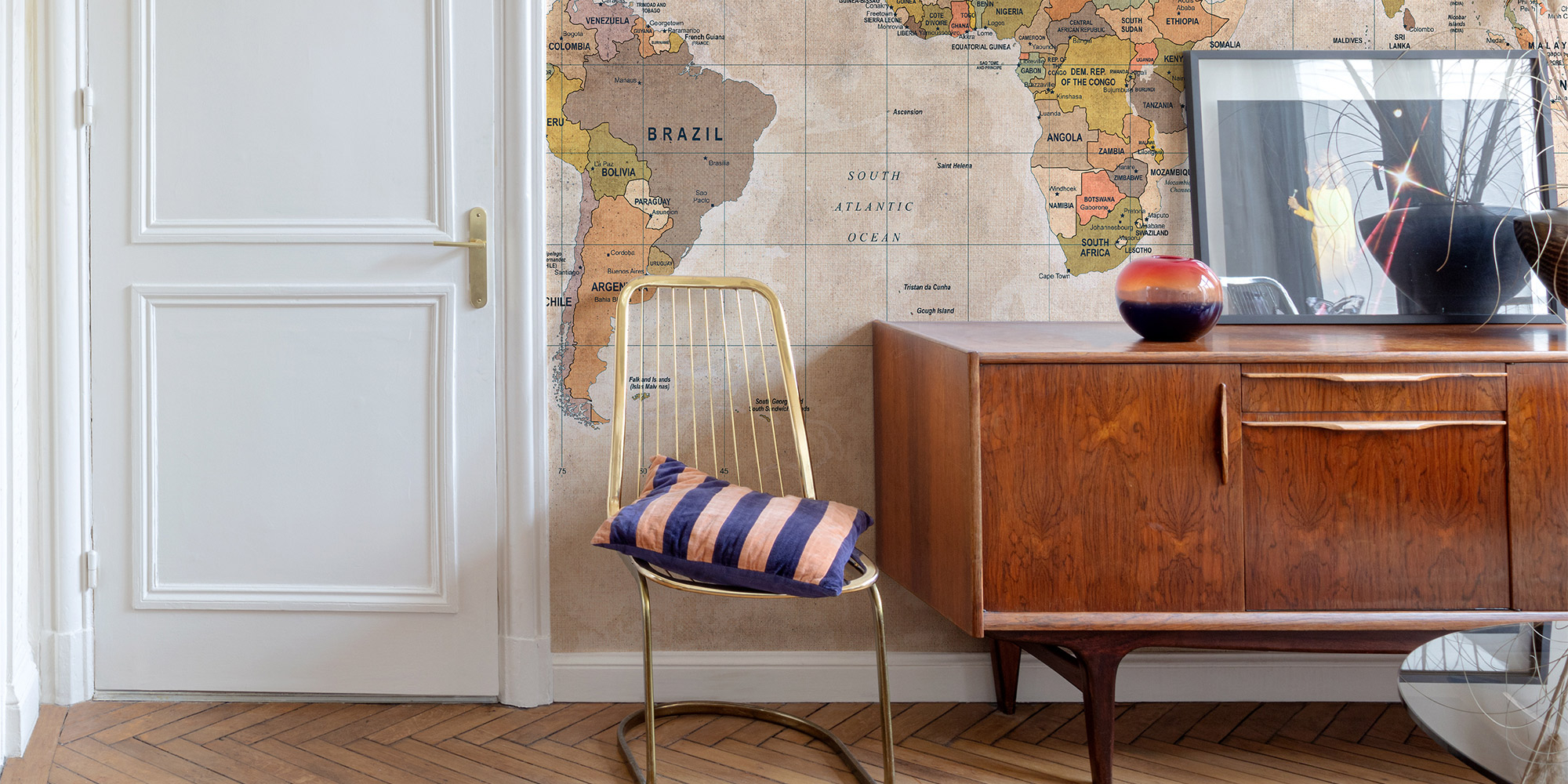 Jugendzimmer im Vintage-Stil mit detailreicher Weltkarten-Tapete im Vintage-Stil