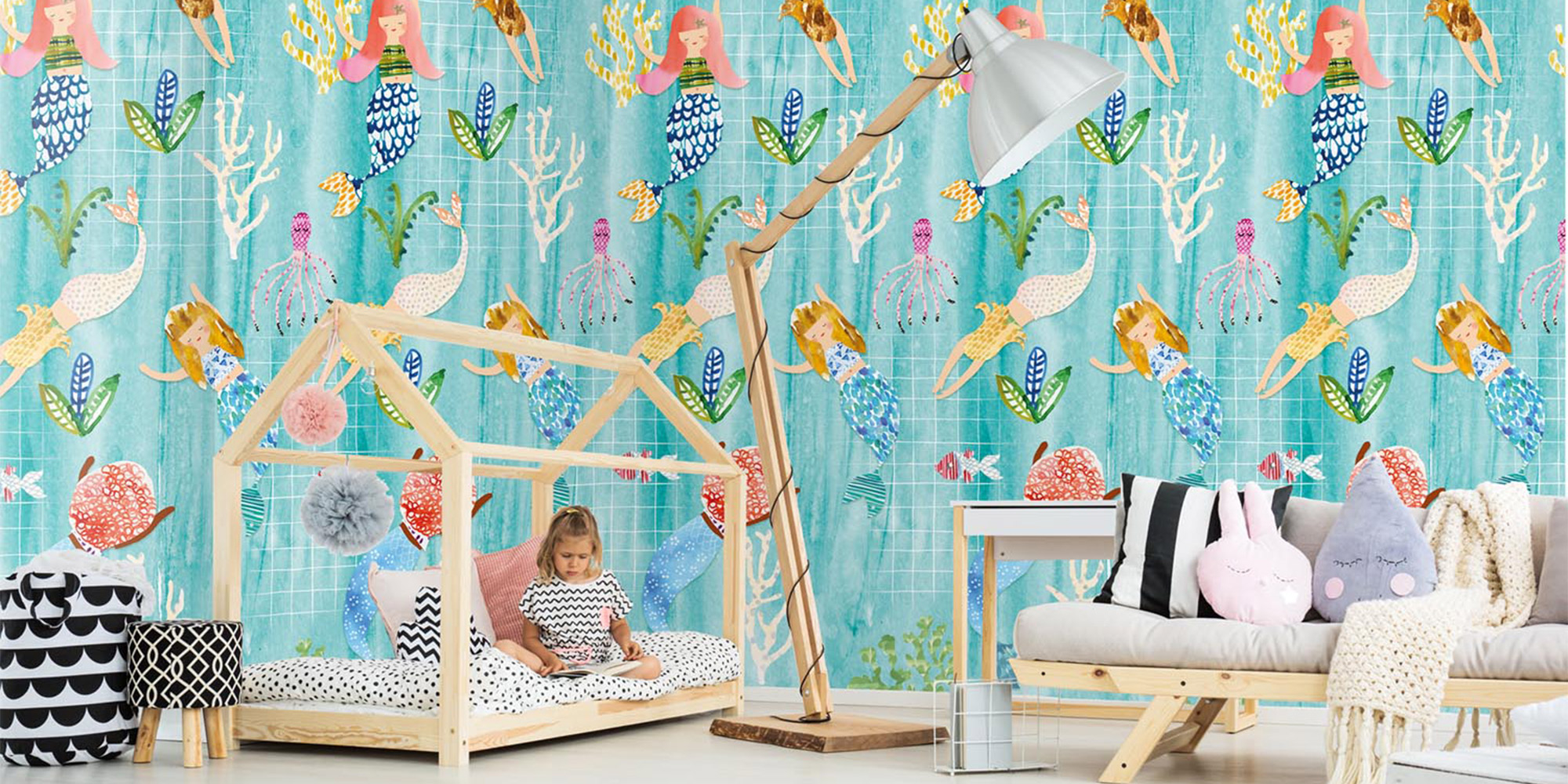 Blaue Kindertapete mit bunten Meerjungfrauen.