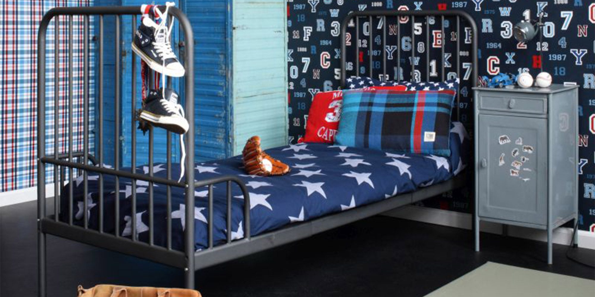 Blau gestaltetes Teeniezimmer mit einer Wandgestaltung aus Buchstabentapete, kombiniert mit einer blauen Tapete im Karomuster für einen modernen Look.