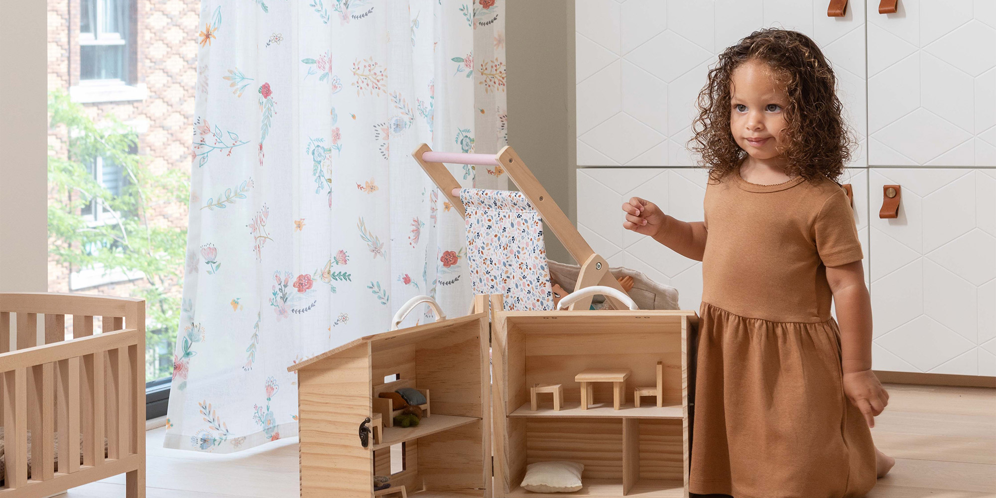 Ein weißer Voile mit Blumenmuster ist dekorativ ohne zu sehr abzudunkeln.
