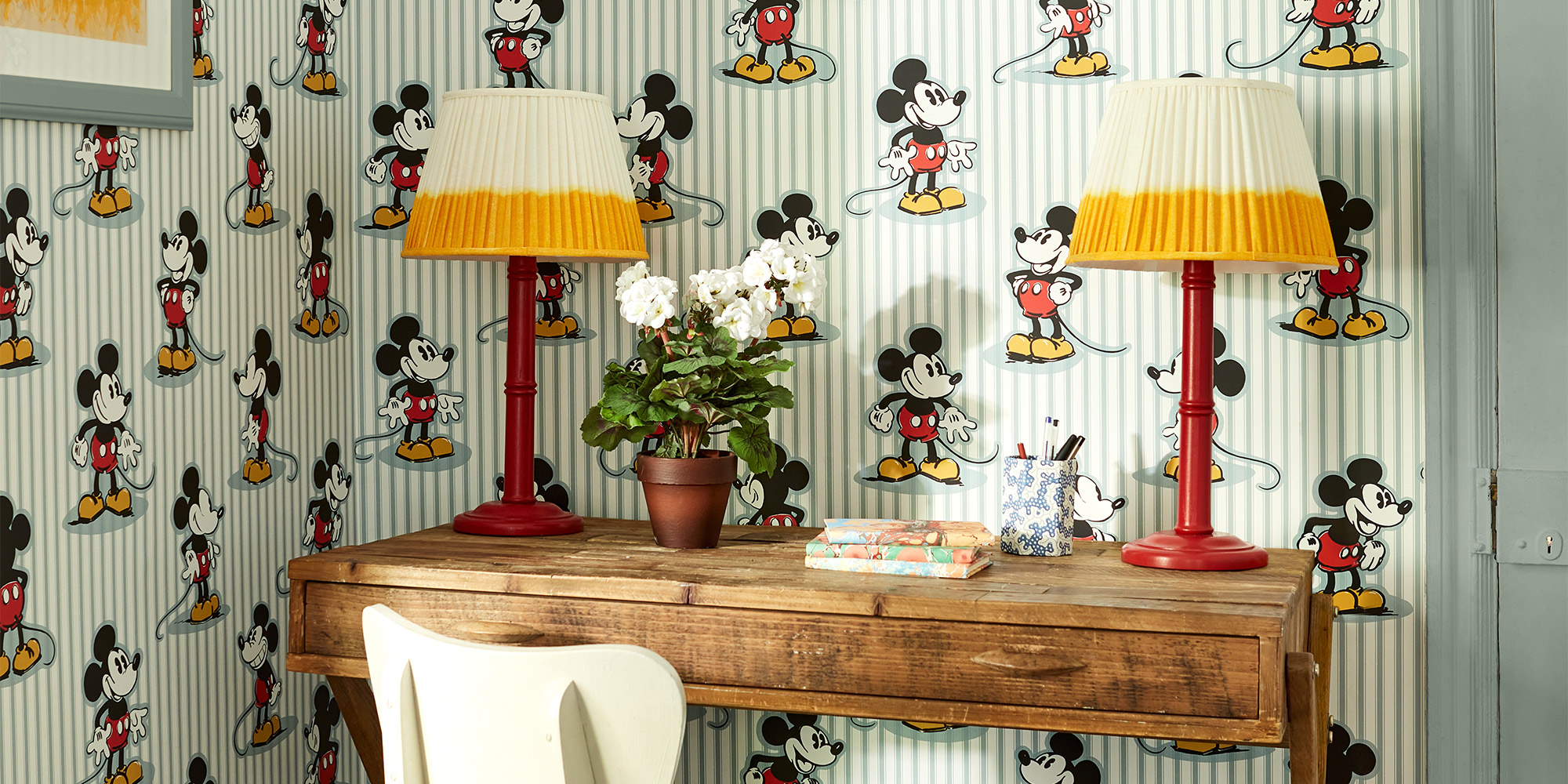 Micky Maus Tapete von Sanderson mit hellblauen Streifen.