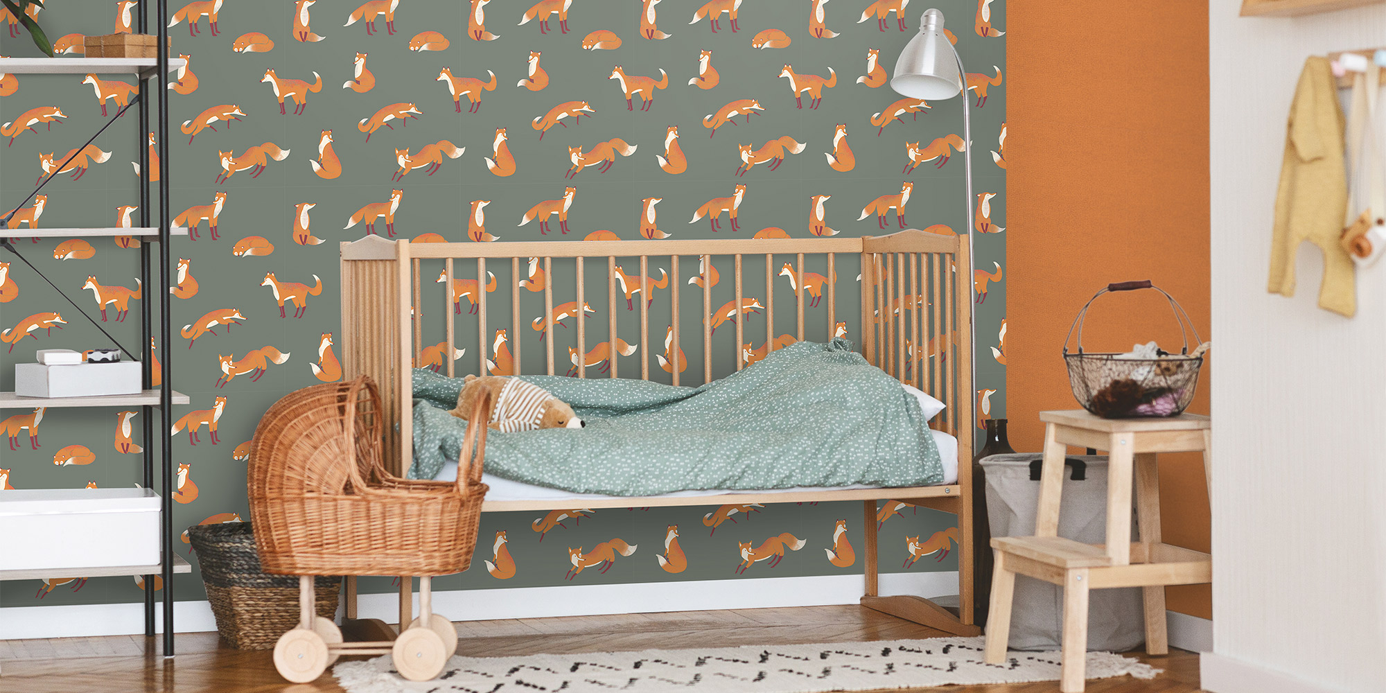 Salbeigrüne Kindertapete mit Füchsen kombiniert mit einer orangefarbenen Unitapete.