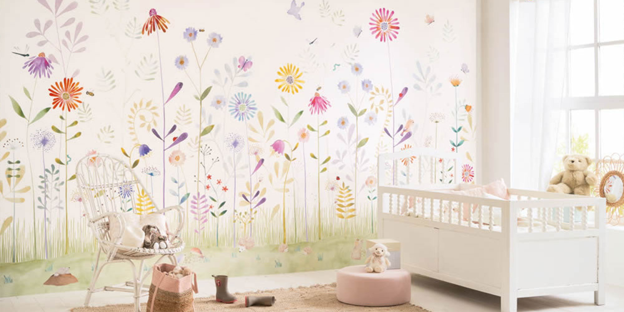Wandbild Kinderzimmer mit bunter Blumenwiese auf weißem Hintergrund