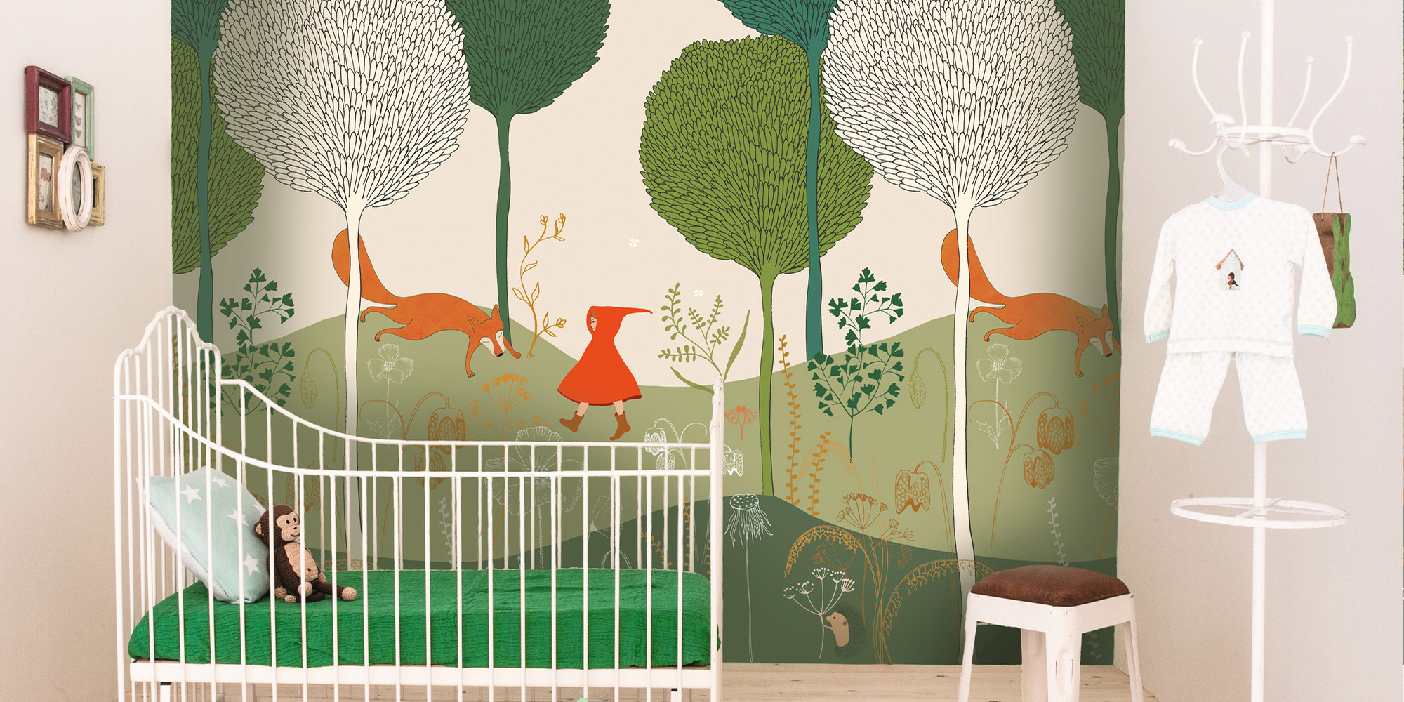 Märchenhaftes Wandbild für das Kinderzimmer mit Rotkäppchen und Füchsen im Wald.