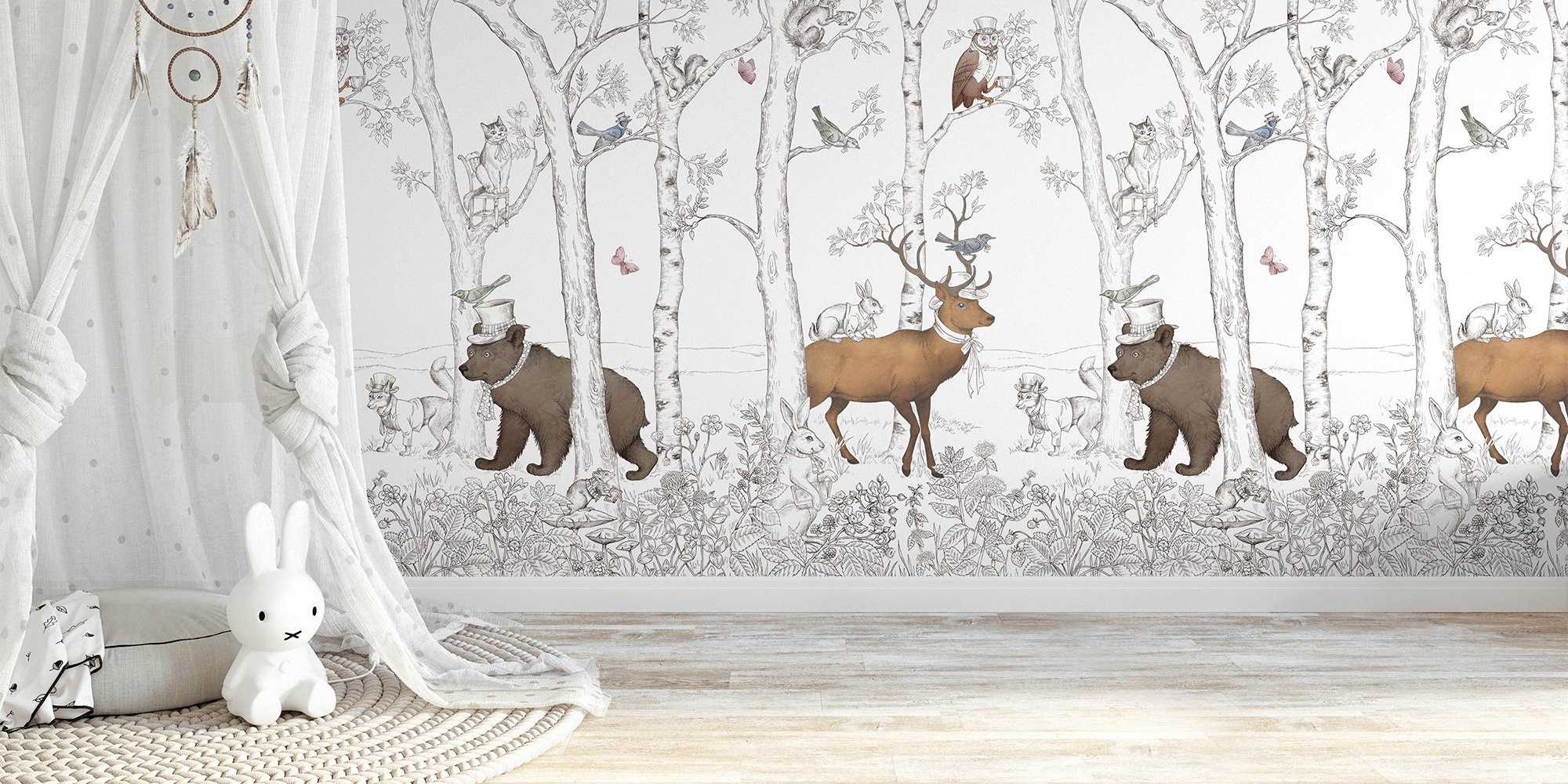 Kinderzimmer mit einem weißen Wald-Wandbild, das große Bäume, Bären und Hirsche zeigt und eine zauberhafte Atmosphäre schafft.