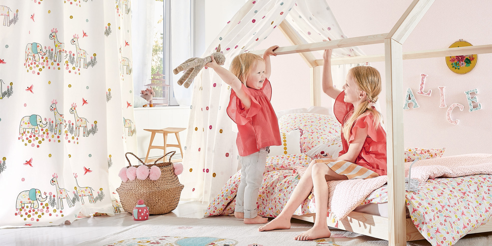 Weißer Dekostoff mit Elefanten und bunten Blümchen.