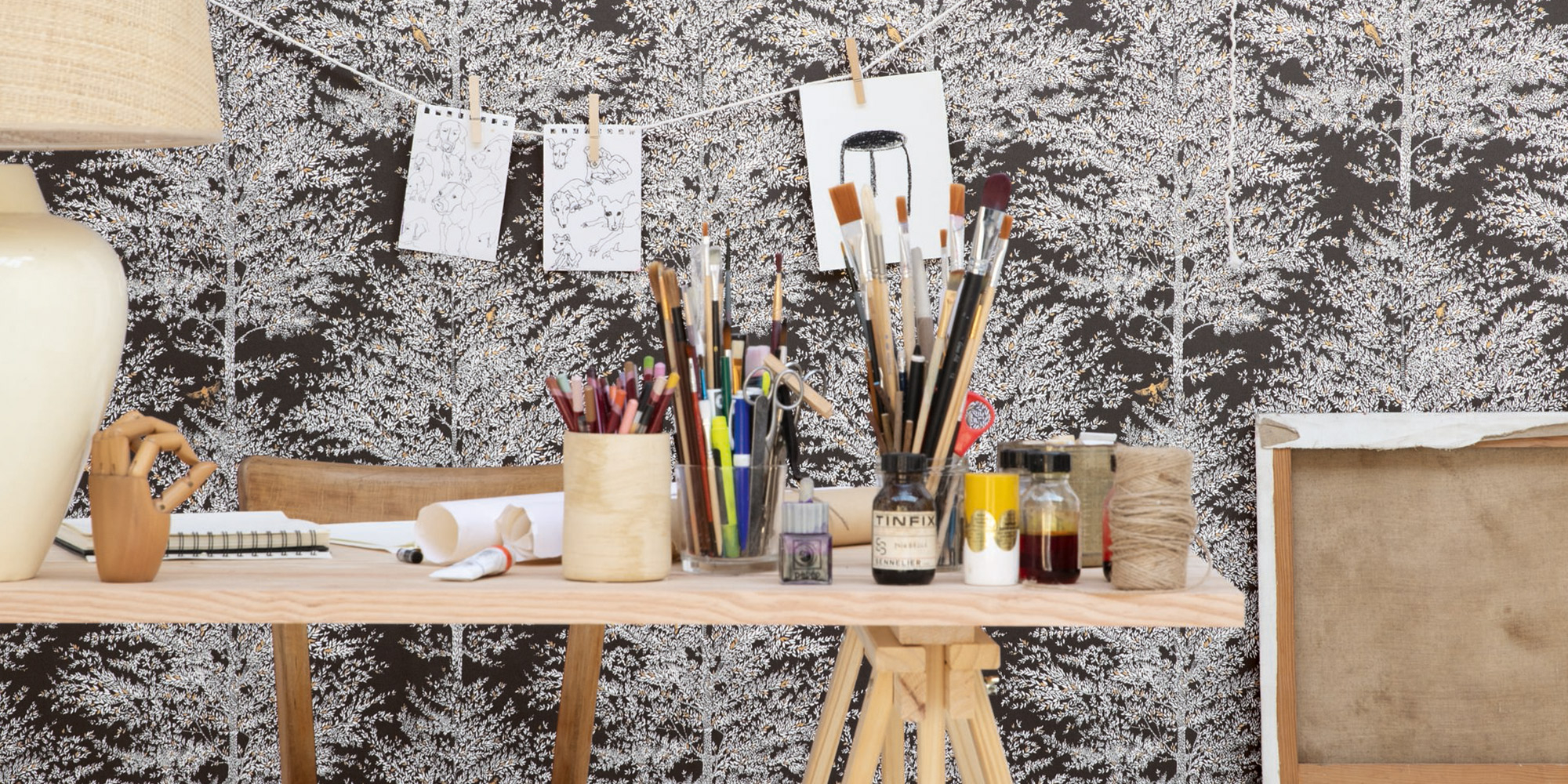 Braune Naturtapete mit großen weißen Bäumen für einen natürlichen Look der Wände im Kinderzimmer.