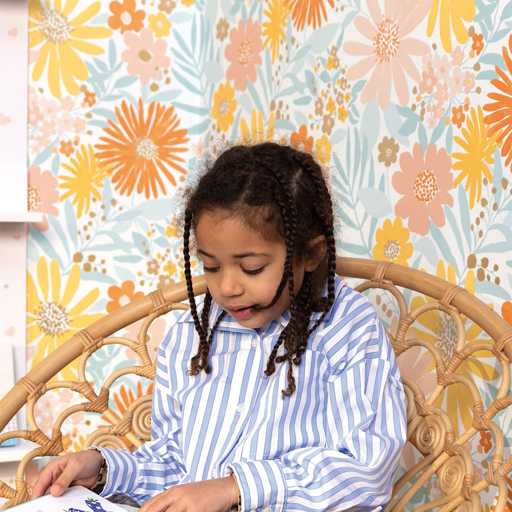 Verspielte Kinderzimmer Tapete mit orange-blauen Blumenmotiven