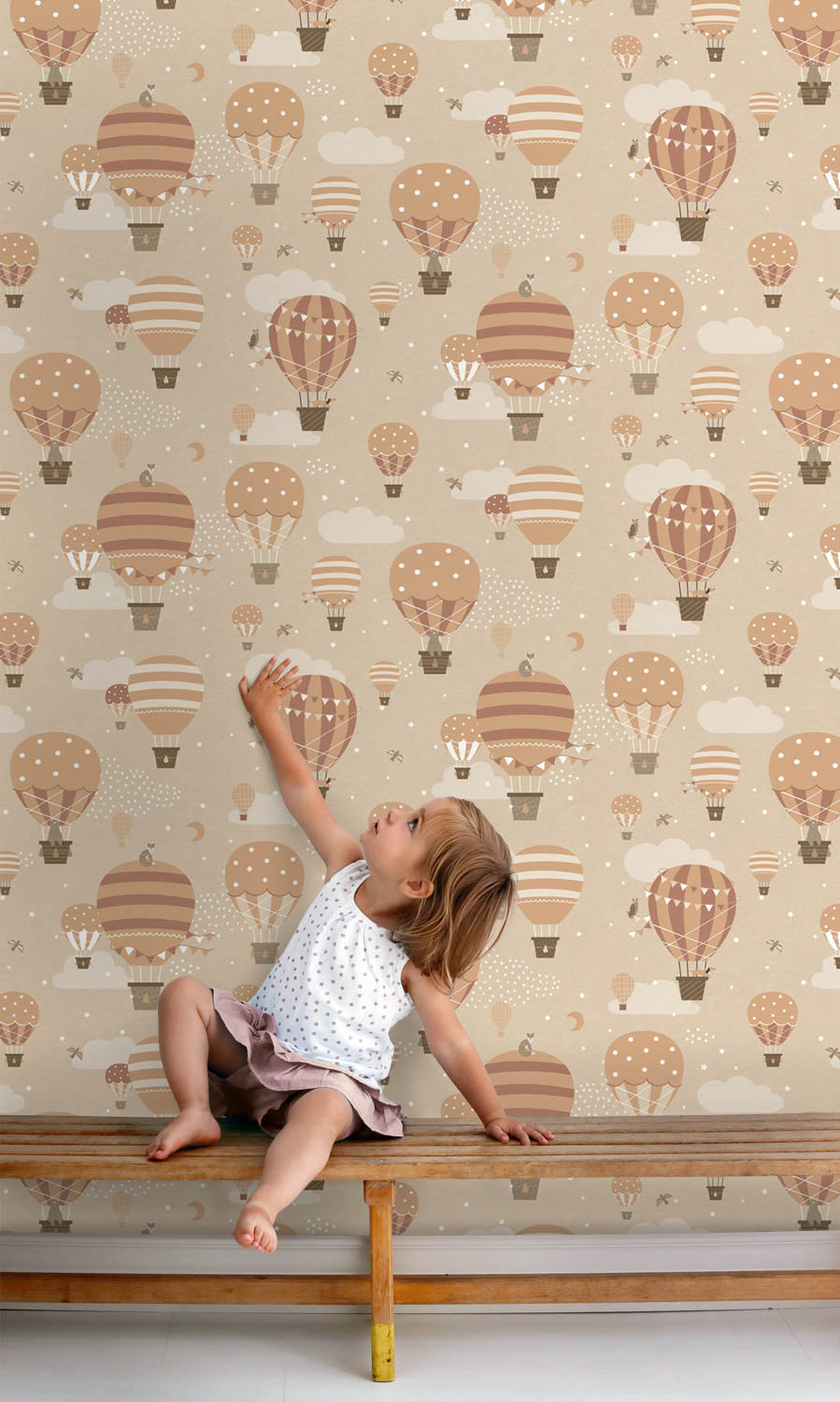 Heißluftballons fliegende Bären und Dackel Vliestapete beige