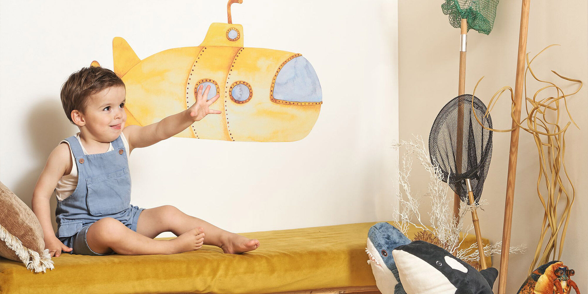 Ein vorgekleistertes Wandbild eines gelbes U-Bootes für eine schnelle Wandgestaltung im Kinderzimmer.