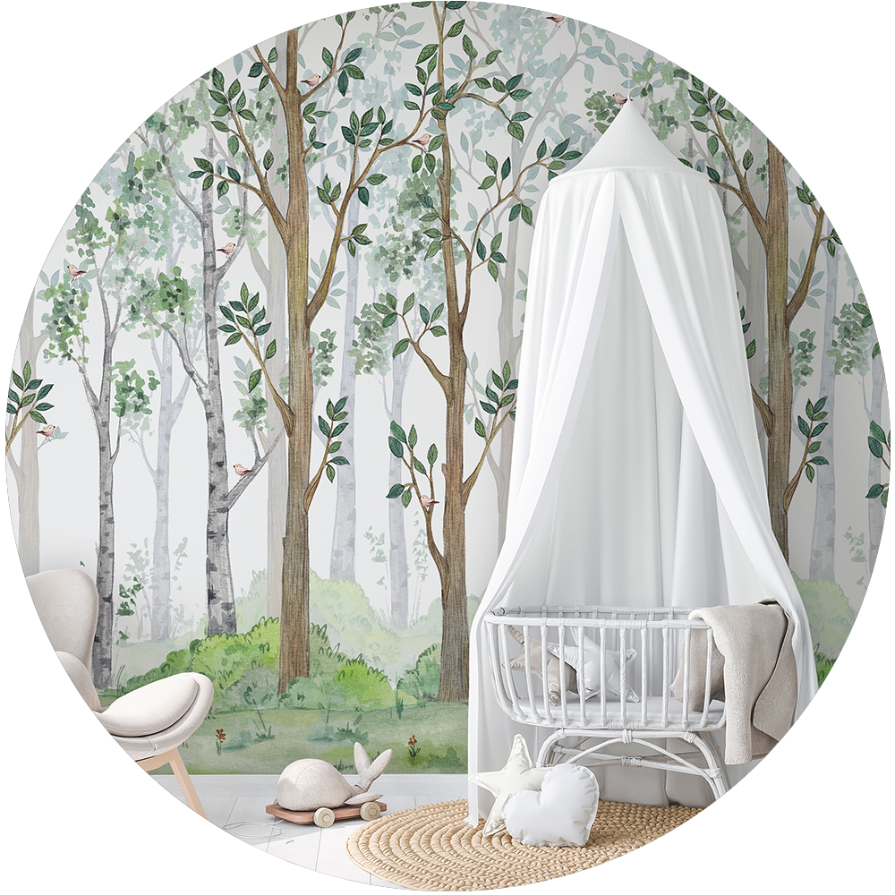 Mit diesem Wandbild mit einem Wald und Bäumen gestalten Sie das Babyzimmer zum Thema Natur.