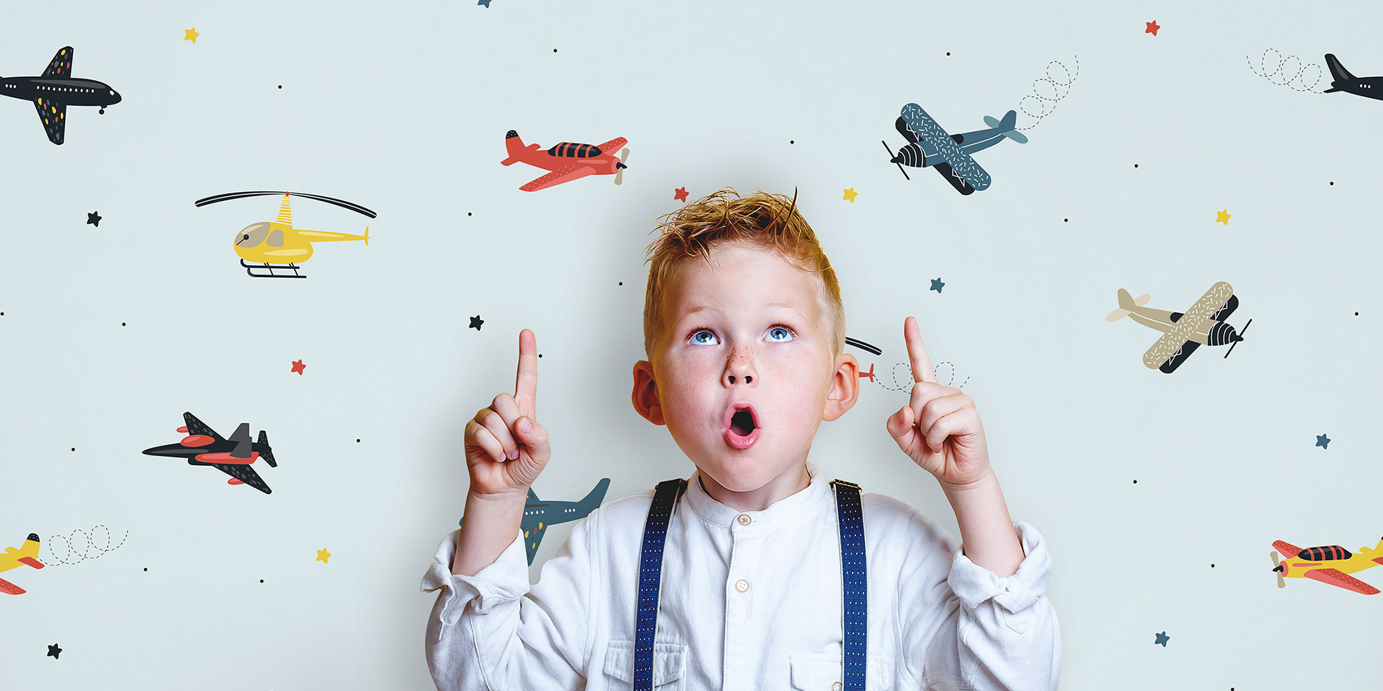 Hellblaue Kindertapete mit kleinen bunten Flugzeugen und Hubschraubern für Kids