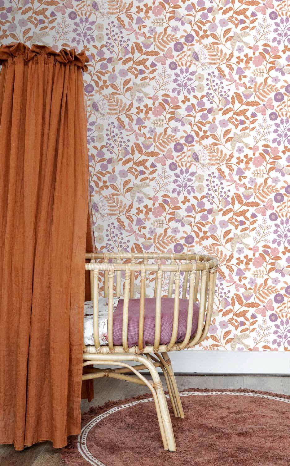Florale Vliestapete Blumenmuster und Schwalben weiß orange