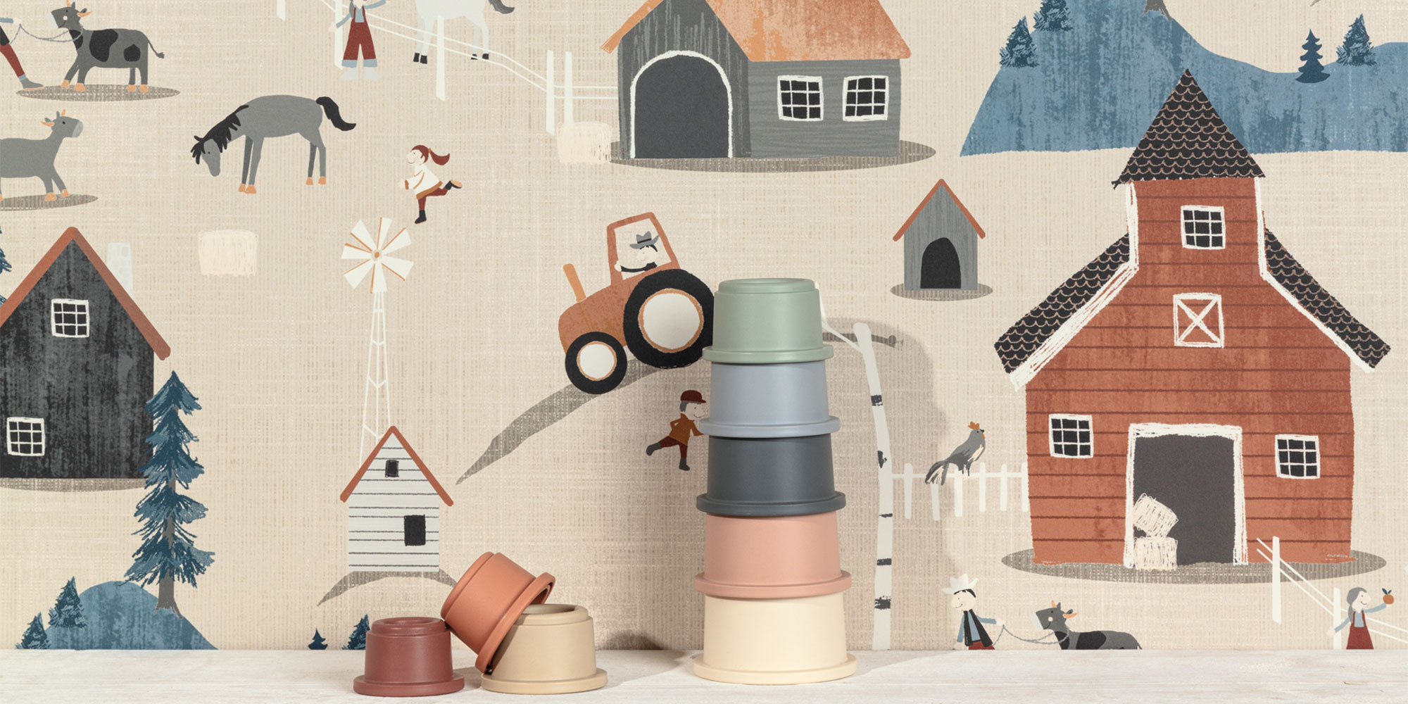 Kinderzimmer Tapete mit Bauernhof Motiv in Beige mit Scheune und Traktor