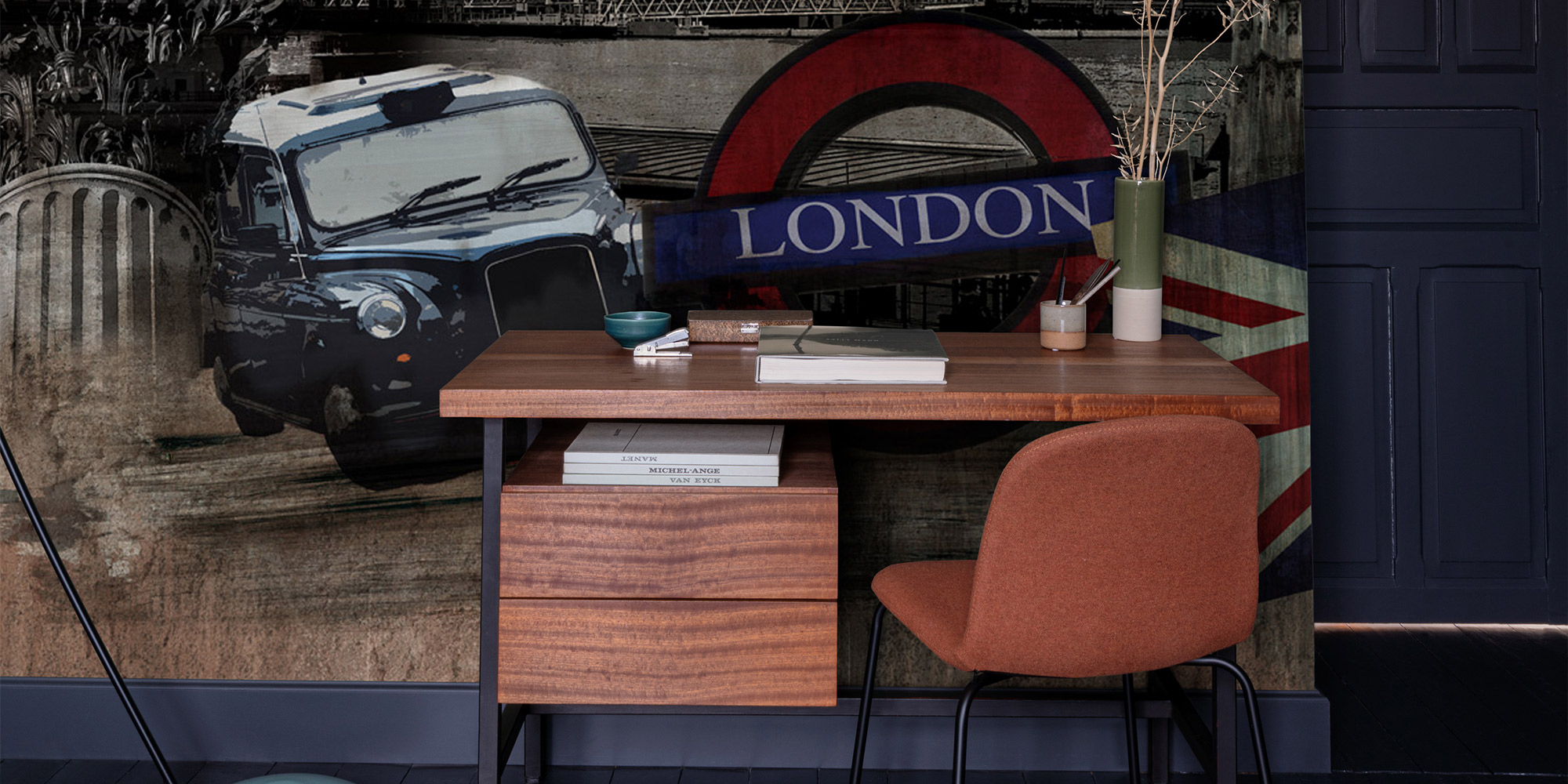 Moderner Arbeitsplatz im Jugendzimmer vor einer London-Tapete mit Taxi und U-Bahn-Logo