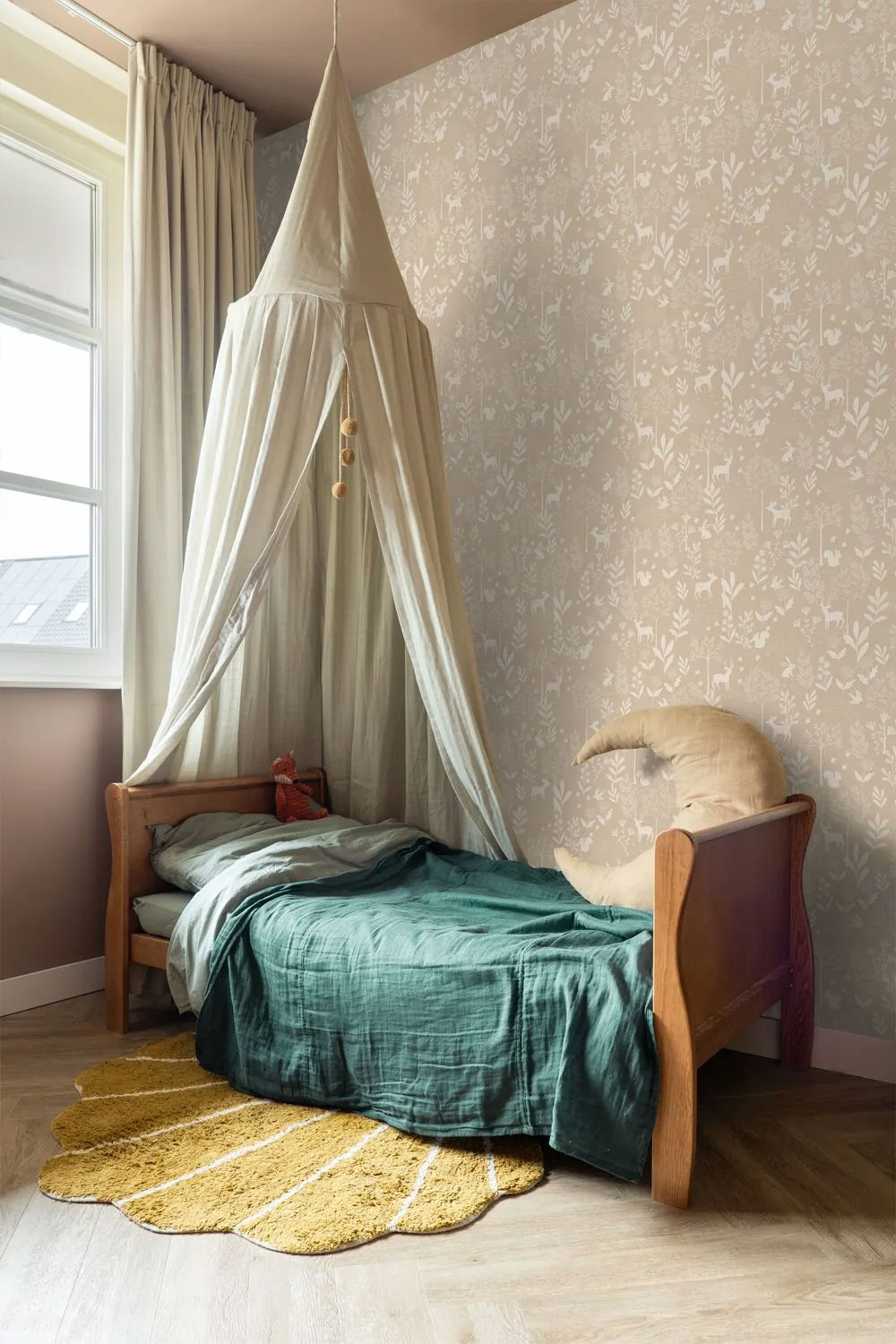 Skandinavische Wildblumen und Waldtiere Vliestapete beige