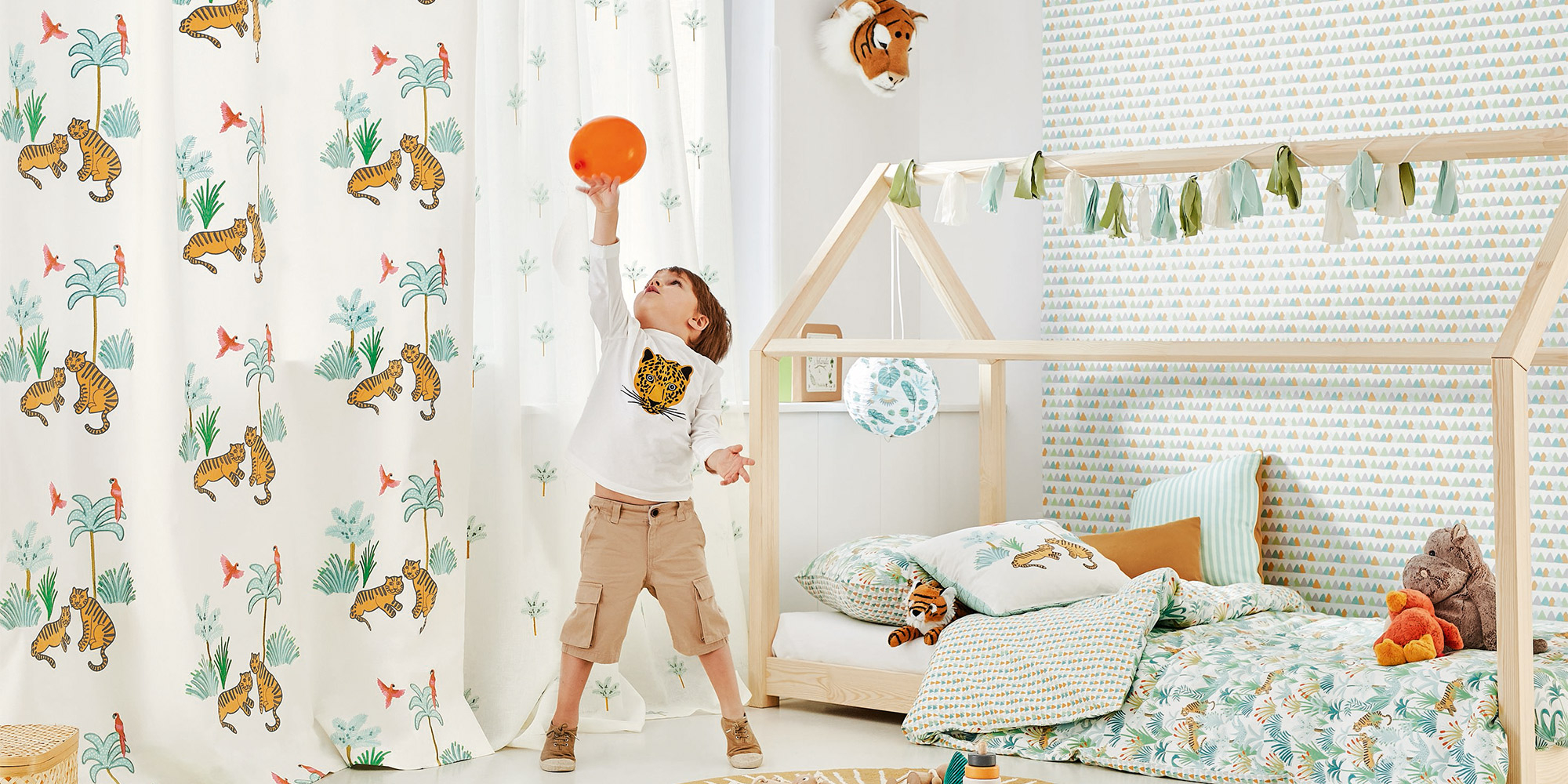 Dekorative Jungletier Seitenschals für die Fenster im Kinderzimmer.