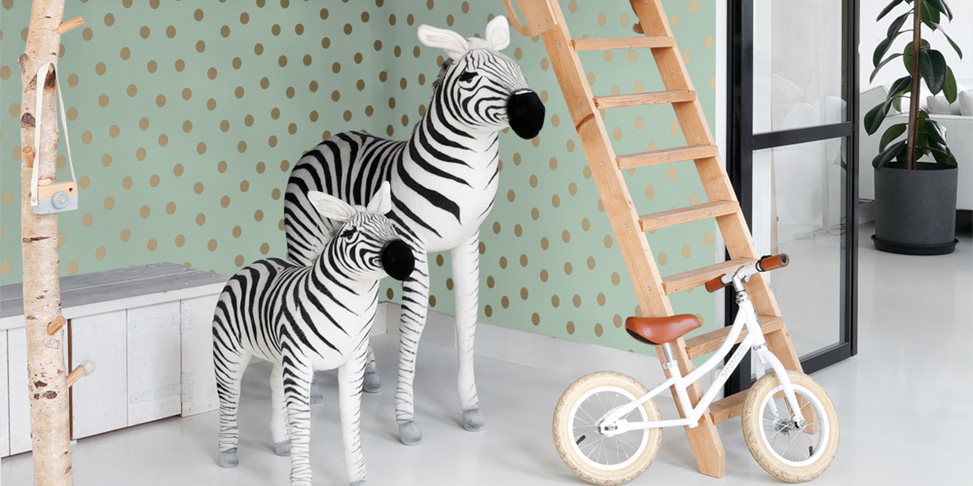 Mit dieser grünen Vliestapete mit goldenen glänzenden Punkten werden die Wände im Kinderzimmer zum Hingucker.