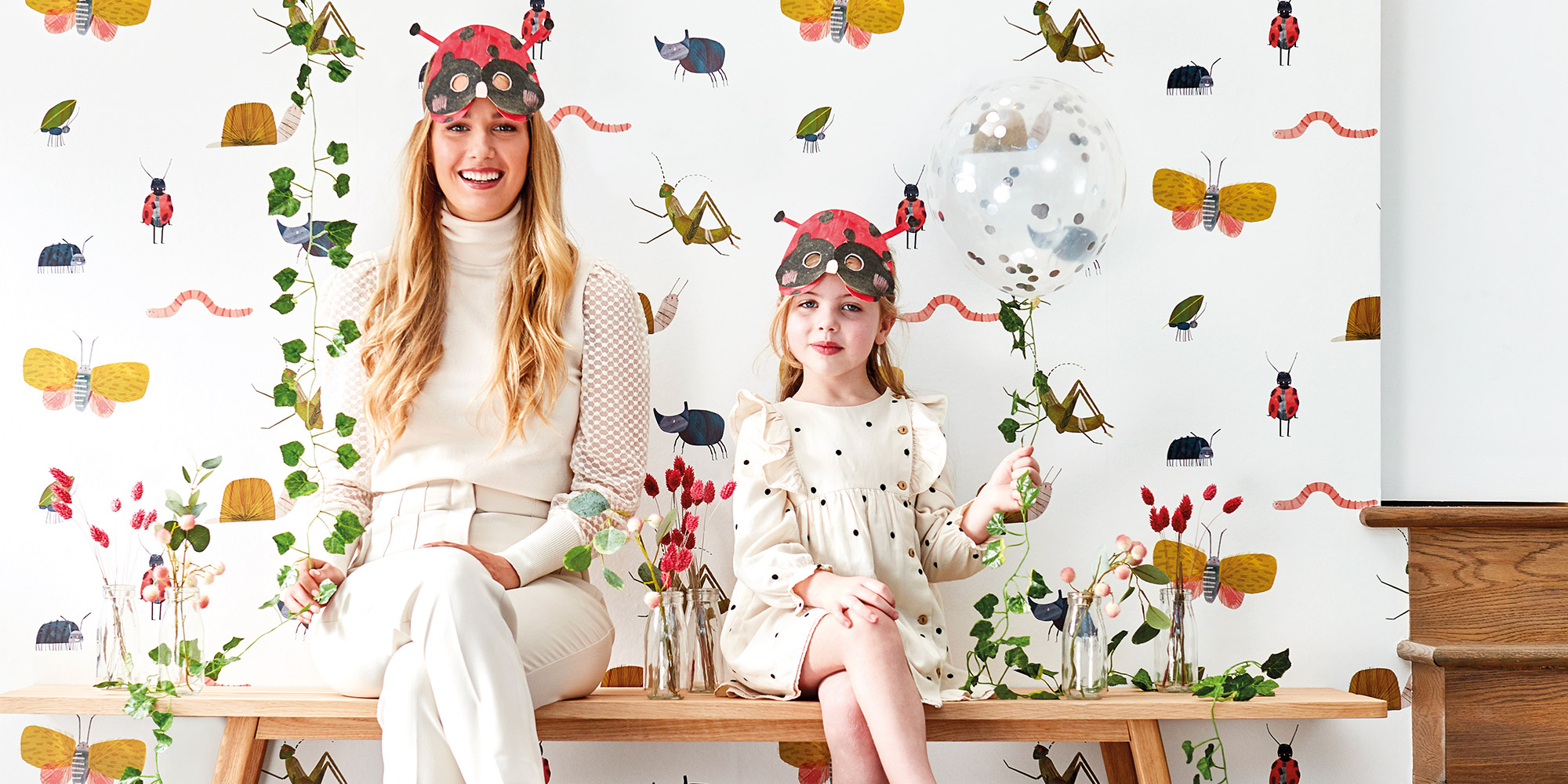 Grashüpfer, Raupen, Schmetterlinge und MArienkäfer auf einer weißen Vliestapete für Kinder