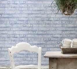 Diese blaue Vliestapete mit weißer Schrift ist besonders leicht zu verarbeiten. Vliestapeten wie diese blaue Tapete mit weißer Schrift sind aufgrund des Material besonders leicht zu verarbeiten.