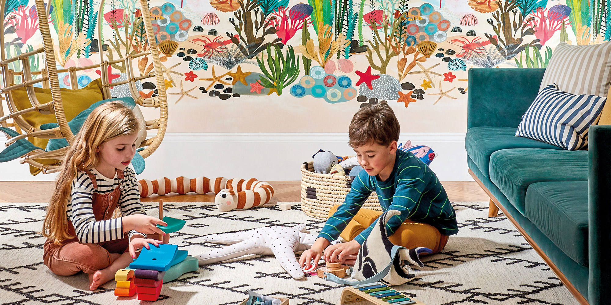 Ein Wandbild mit einer bunten Unterwasserwelt als Wandbekleidung für das Kinderzimmer.