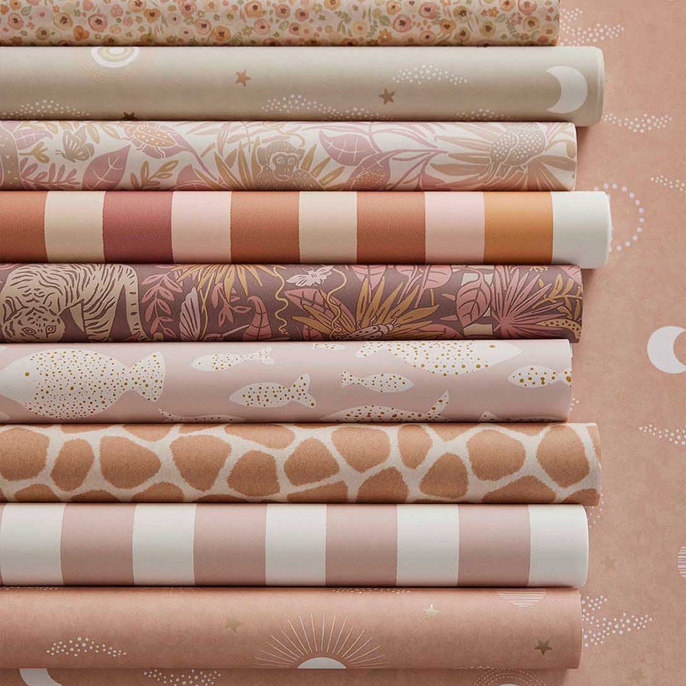 Durch die gleiche Farbgebung lassen sich auch unterschiedlich gemusterte Kindertapeten zu einem ansprechenden Ensemble vereinen. Solange die Farbtöne übereinstimmen, können gemusterte Kindertapeten kreativ miteinander kombiniert werden.