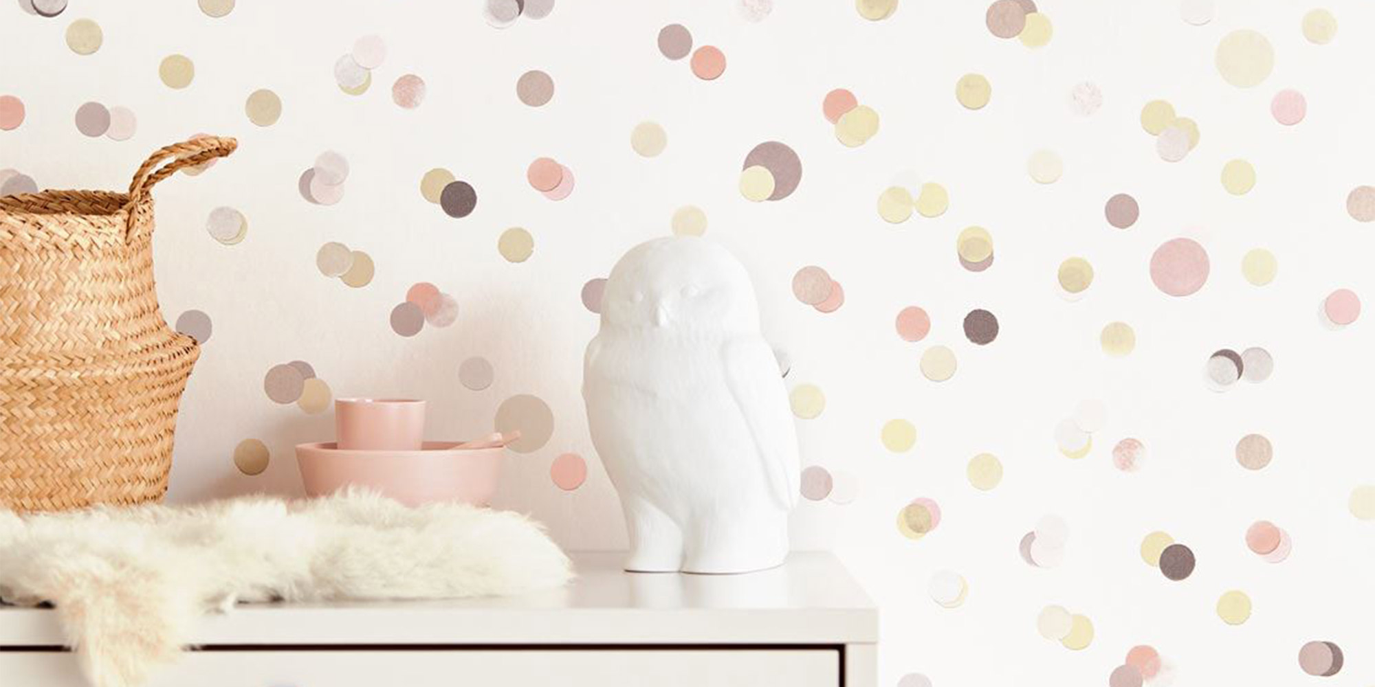 Kindertapete mit pastellfarbenem Konfetti.