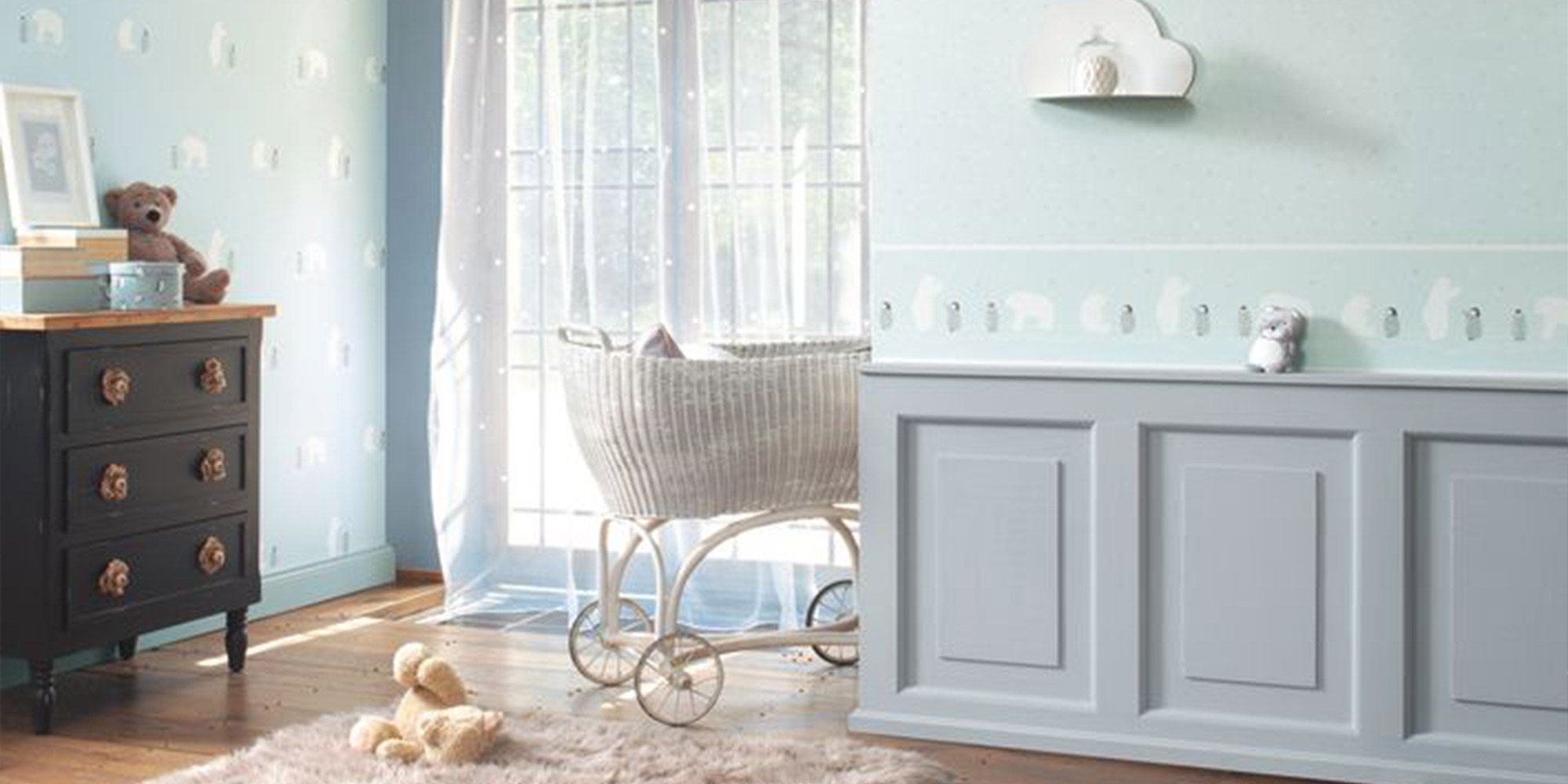 Wandgestaltung im Babyzimmer mit einer mintgrünen Vliestapete und Bordüre mit Eisbären und einer farblich dazu passenden Unitapete.