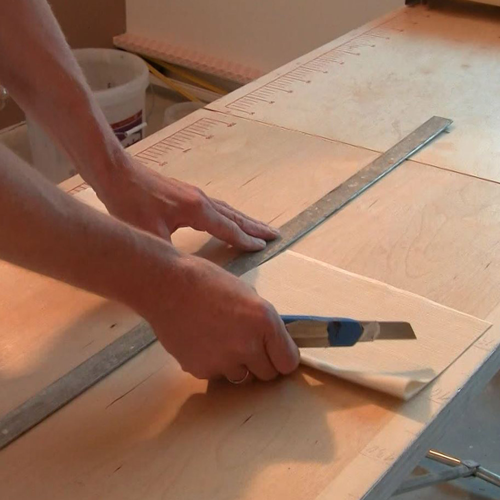 Tapeten mit einem Cuttermesser einfach zuschneiden. Mit einem Cuttermesser können tapeten auf die gewünschte Länge zugeschnitten werden.