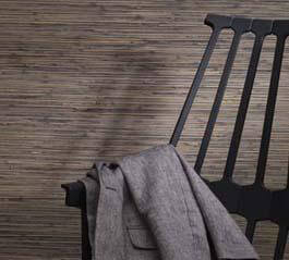 Naturwerkstofftapeten wie diese aus Naturmaterialien sind besonders im Trend. Eine braune Naturwerkstofftapete aus aufbereiteten Naturmaterialien.