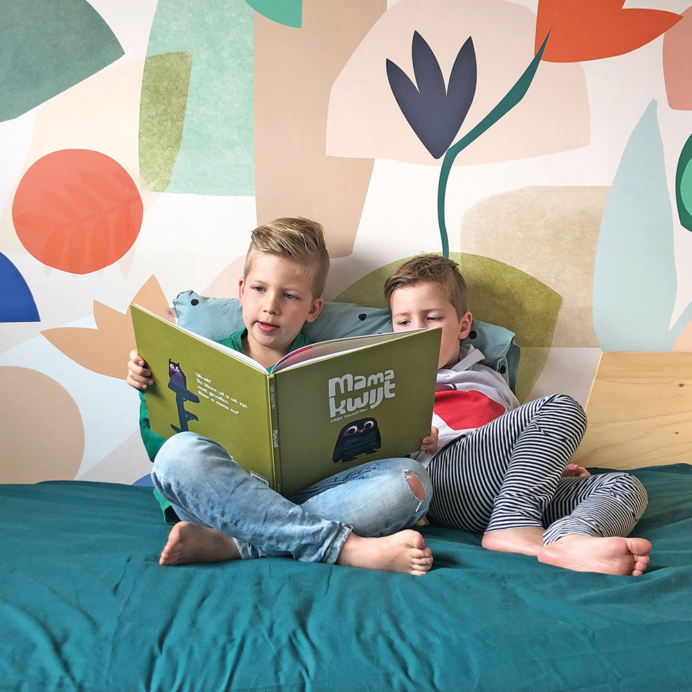 Inspiration fürs Kinderzimmer entdecken Zwei Jungs lesen in fantasievoll gestaltetem Kinderzimmer