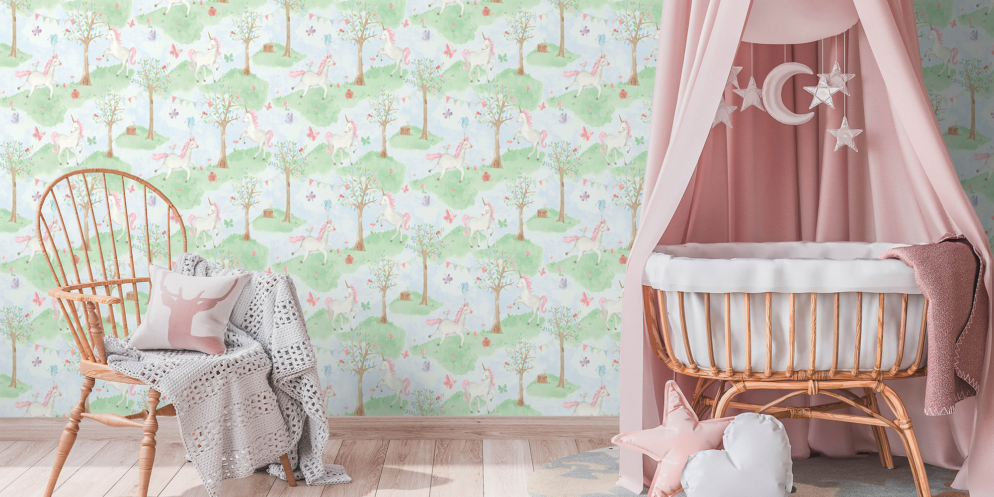 Die Wände im Babyzimmer mit Vliestapeten von Grandeco gestalten.